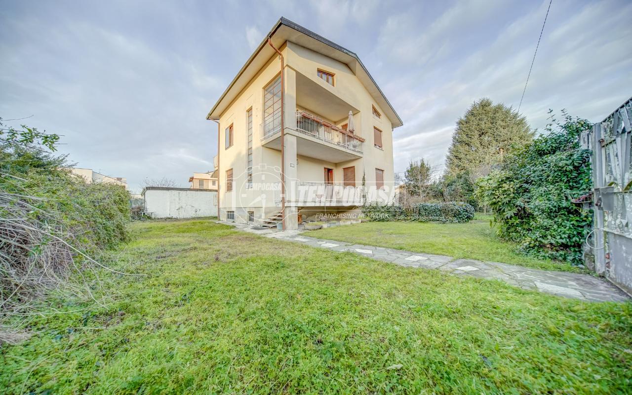 5 rooms Villa in Fagnano Olona, Italy No. 89155