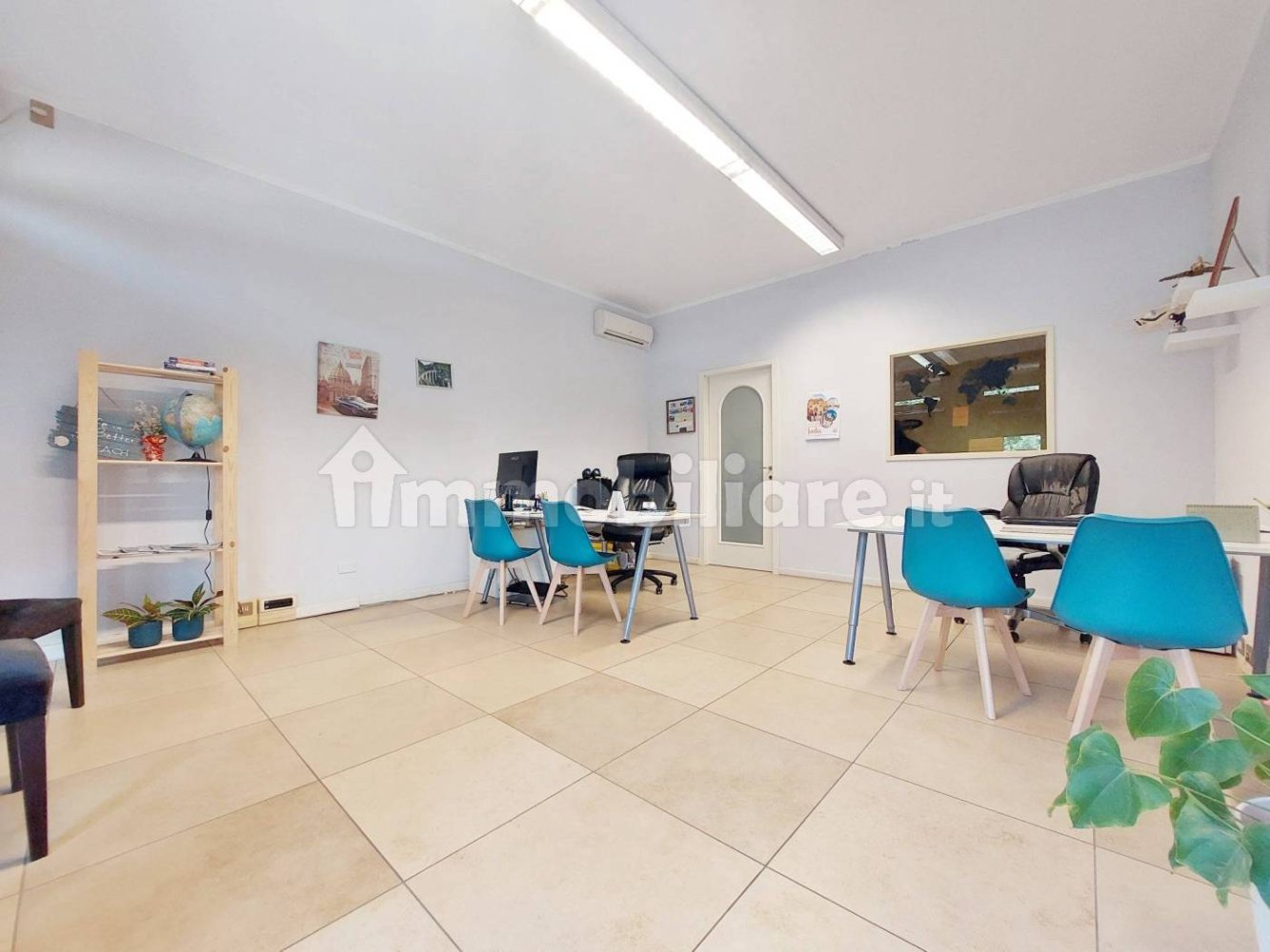 1 room Commercial property in Guastalla, Italy No. 173447