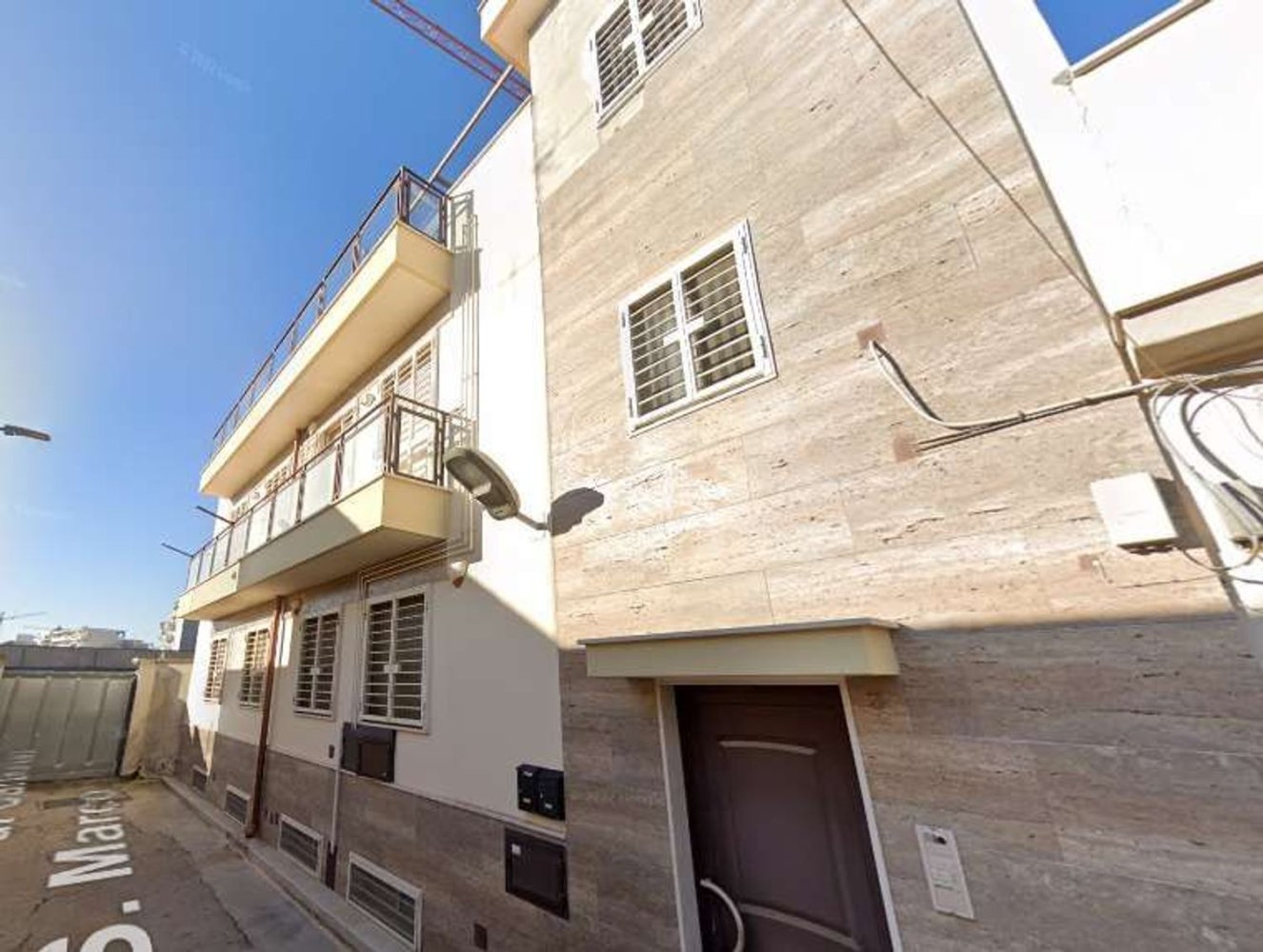 5 rooms Apartment in Bari, Italy No. 236586