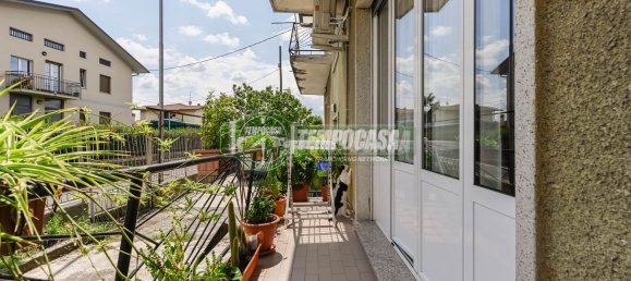 3 rooms Apartment in Azzano San Paolo, Italy No. 299854 5