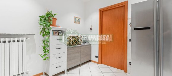 3 rooms Apartment in Azzano San Paolo, Italy No. 299854 8