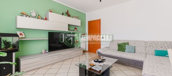 3 rooms Apartment in Azzano San Paolo, Italy No. 299854 4