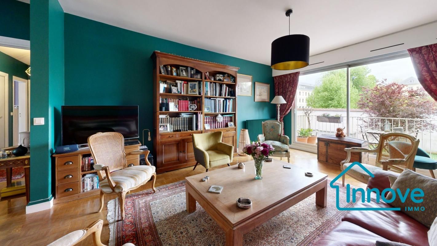 3 bedrooms Apartment in Versailles, France No. 318531