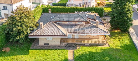 4 bedrooms Villa in Correzzana, Italy No. 126177 2