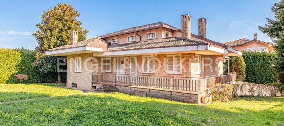 4 bedrooms Villa in Correzzana, Italy No. 126177 4