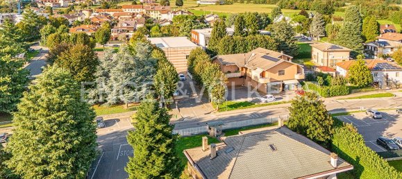 4 bedrooms Villa in Correzzana, Italy No. 126177 6