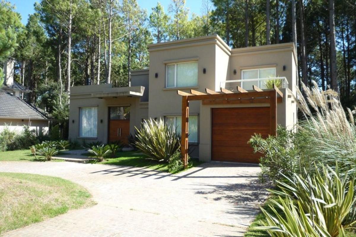 4 bedrooms House in Mar del Plata, Argentina No. 69677