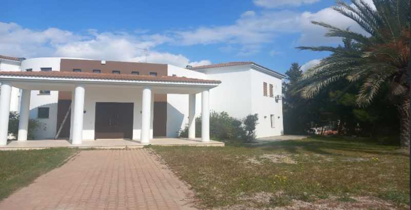 3 bedrooms Commercial property in Latsia, Cyprus No. 20101