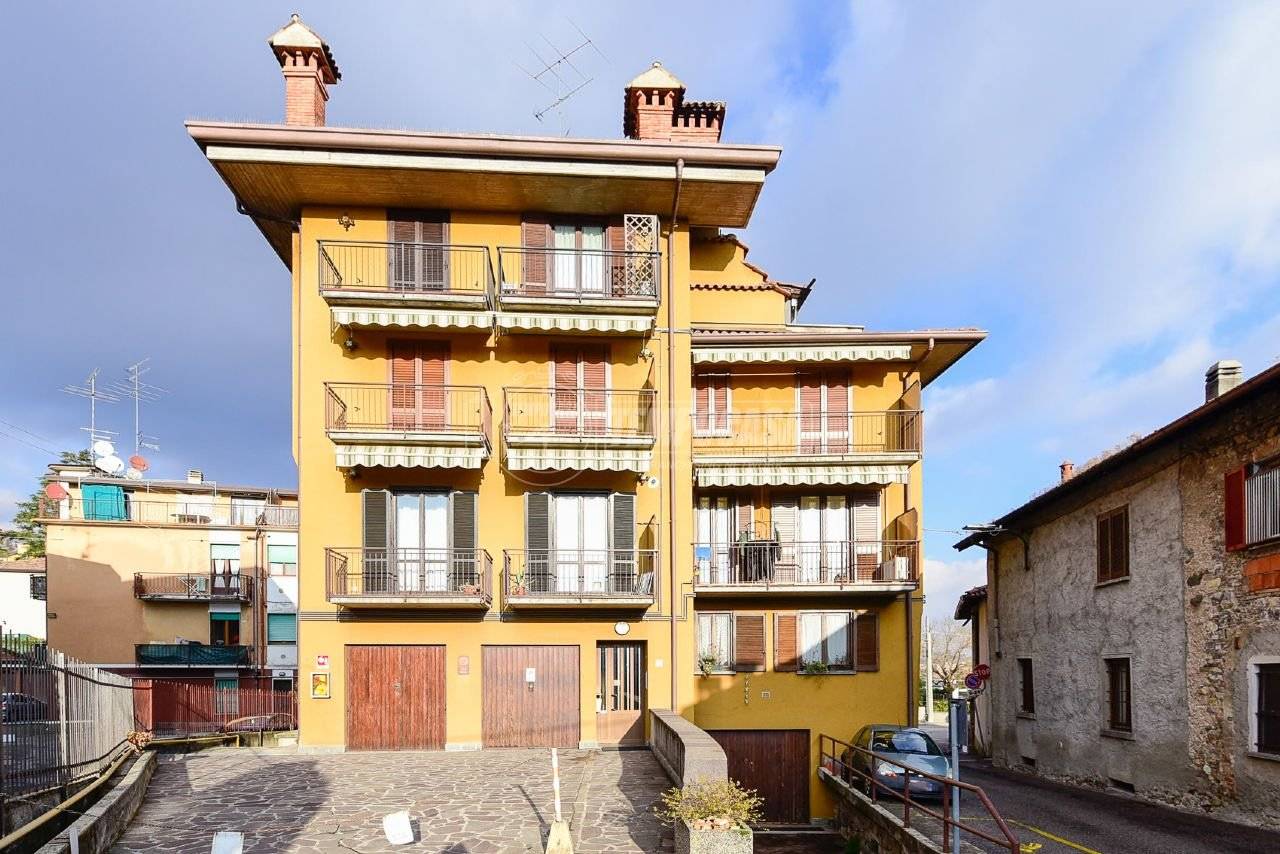 Apartamento de 2 dormitorios en Erba, Italy No. 225753