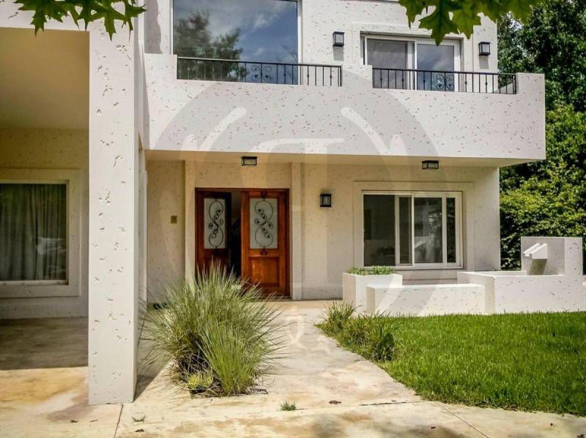 Casa de 3 dormitorios en Pilar, Argentina No. 73666