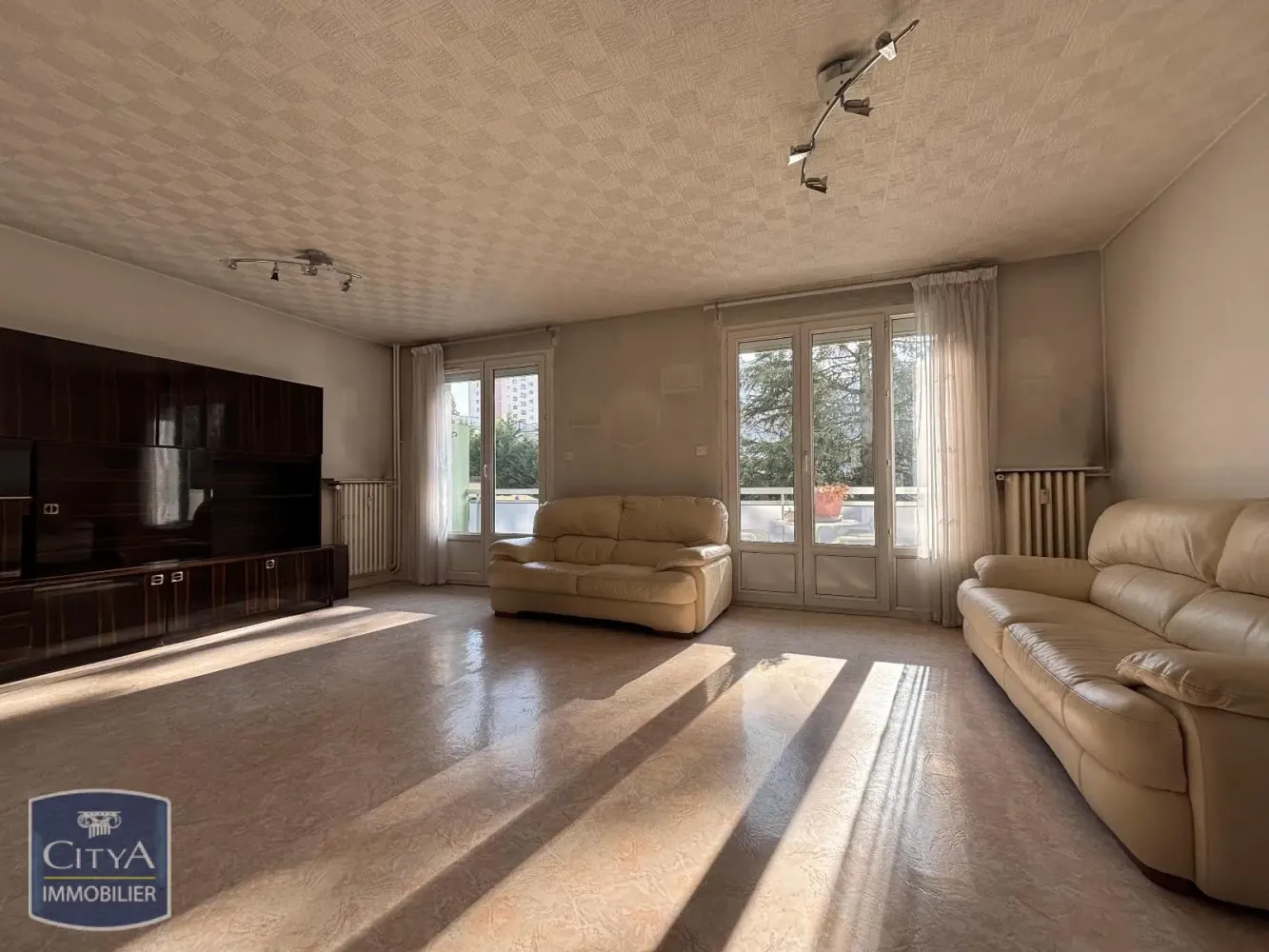 Квартира с 3 комнатами в Сент-Этьен, Франция № 273017