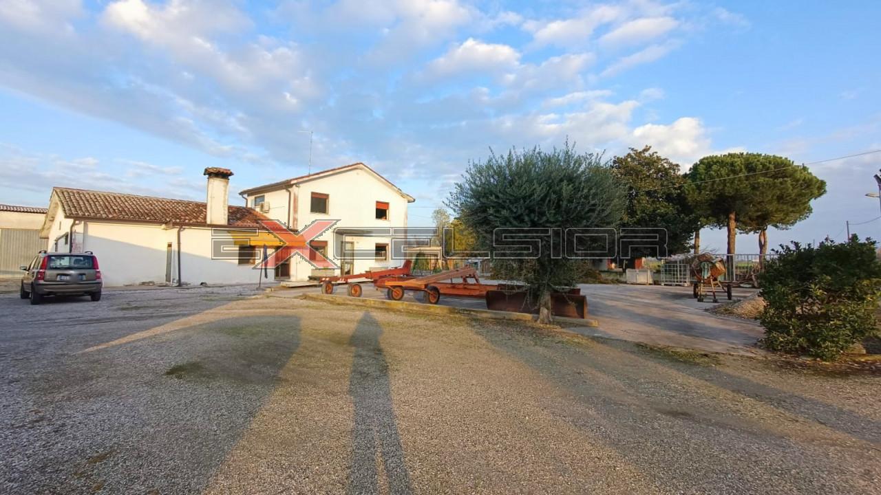 5-salle Maison à Porto Viro, Italy No. 111781