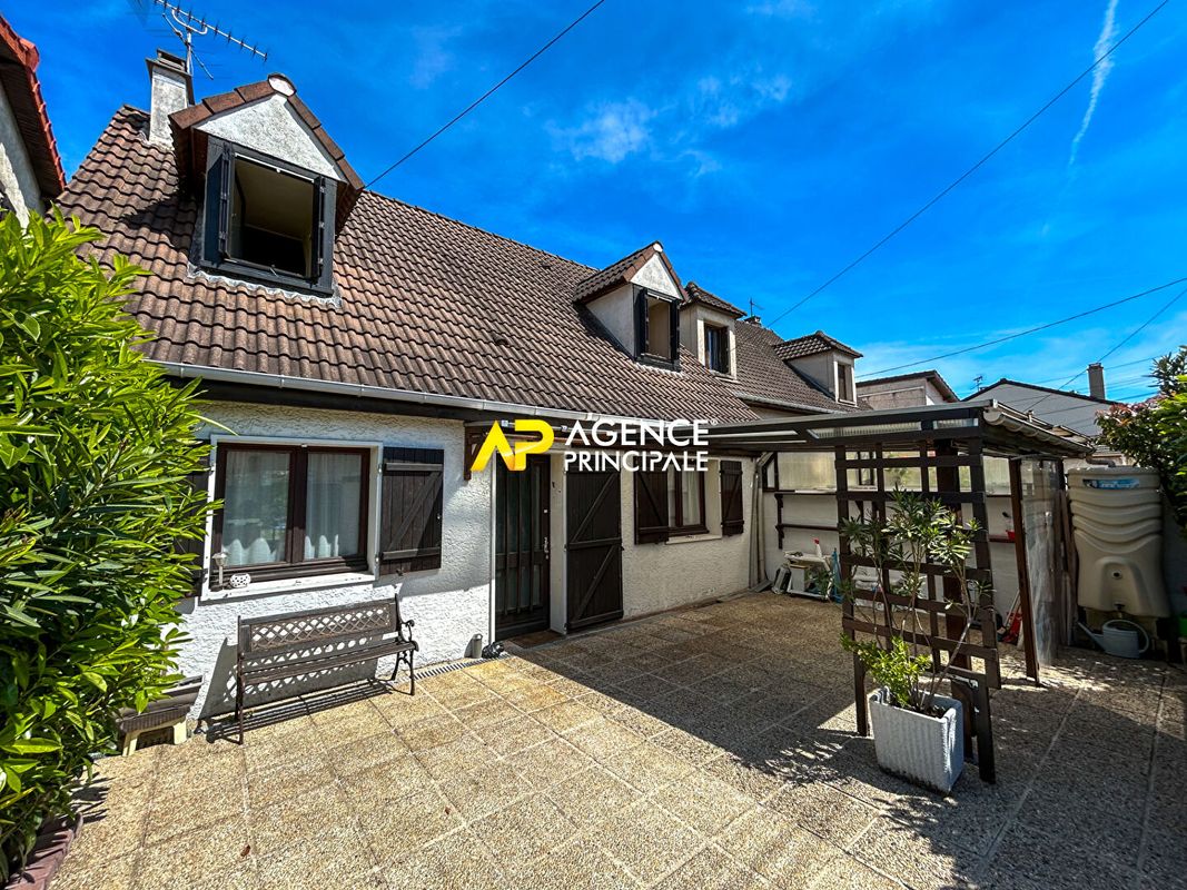 2 bedrooms House in Bezons, France No. 185323