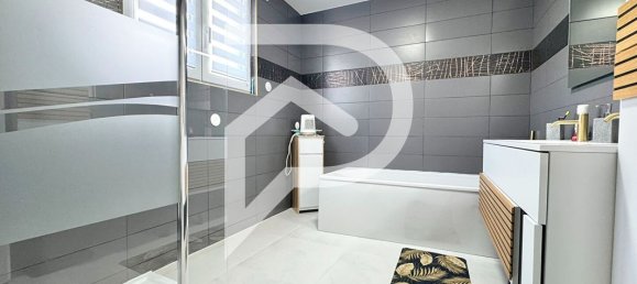 4 bedrooms House in Avril, France No. 328760 12