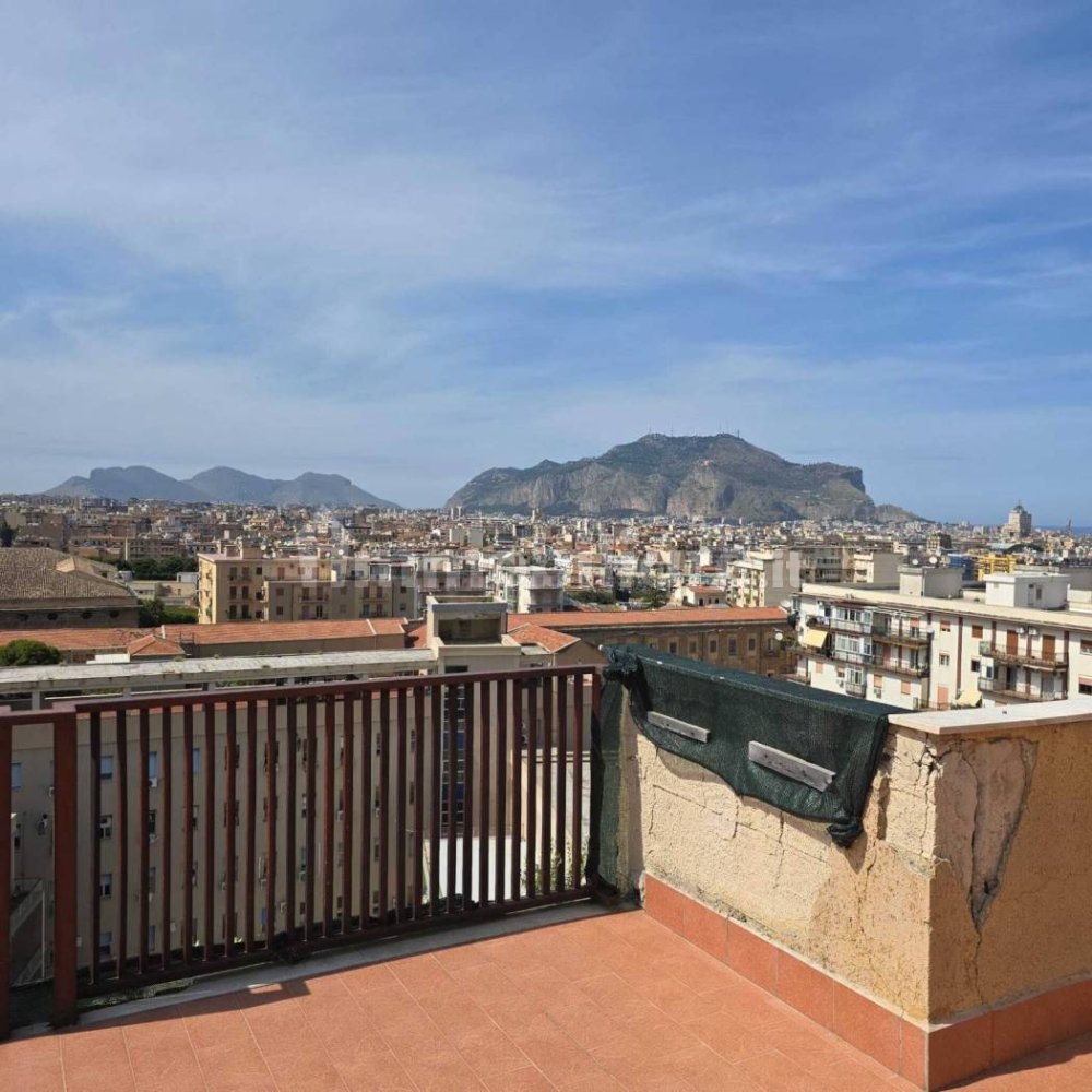 Квартира с 3 комнатами в Палермо, Италия № 270582