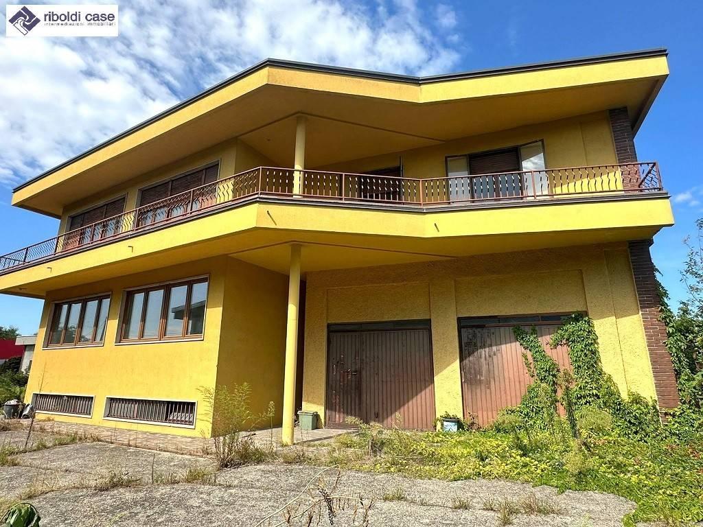 Villa de 10 habitaciónes en Mariano Comense, Italy No. 80729