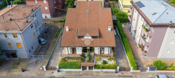 Villa de 5 habitaciónes en Carpi, Italy No. 3047 15