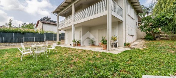 3 bedrooms Villa in Viano, Italy No. 282157 3