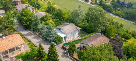 3 bedrooms Villa in Viano, Italy No. 282157 2