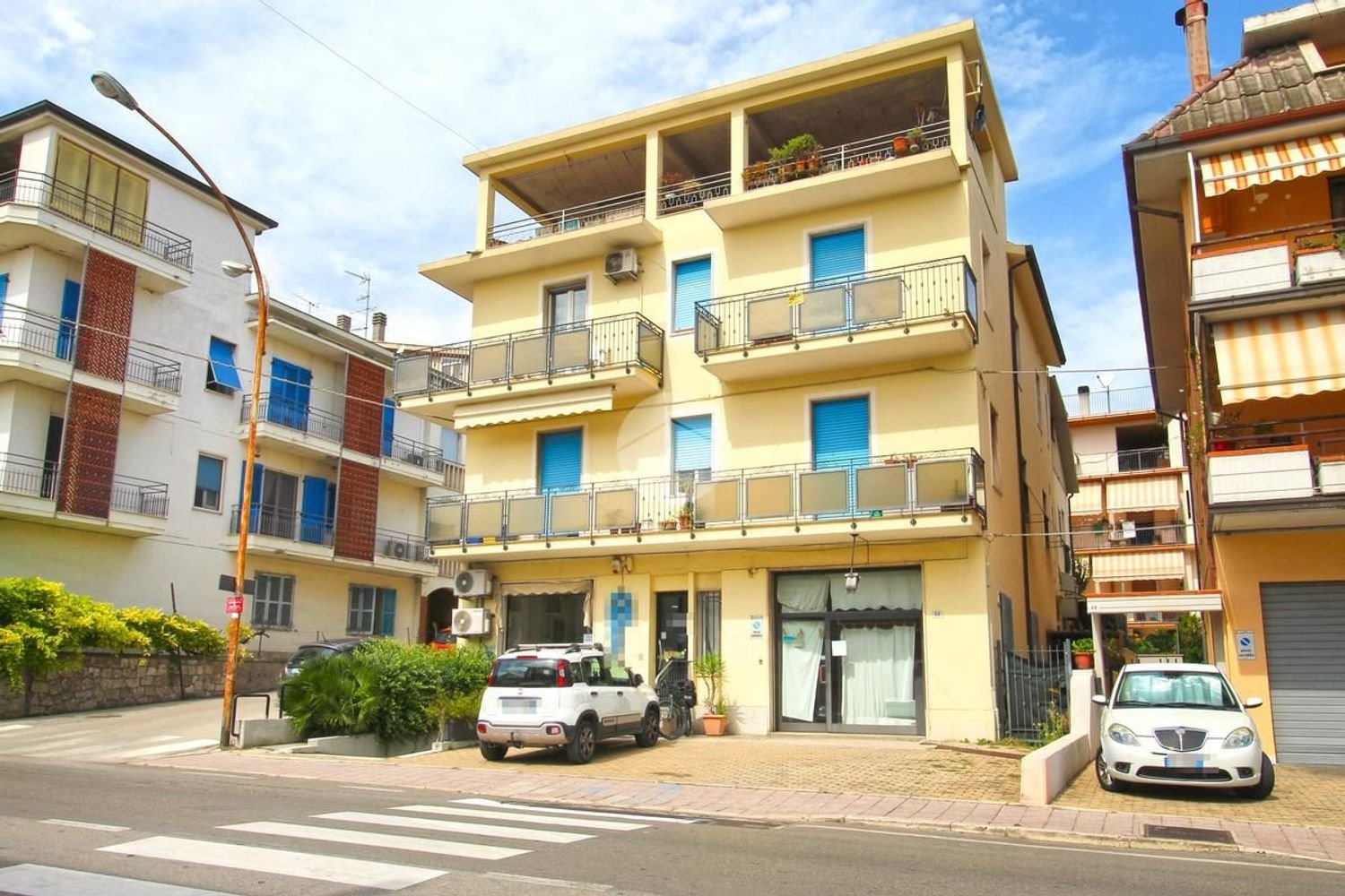 72m² Commercial property in San Benedetto del Tronto, Italy No. 400857