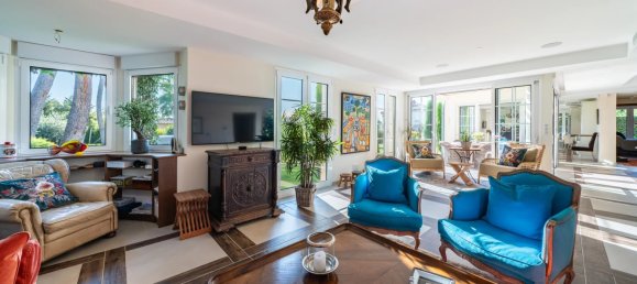 5 bedrooms Villa in Antibes, France No. 1766 15