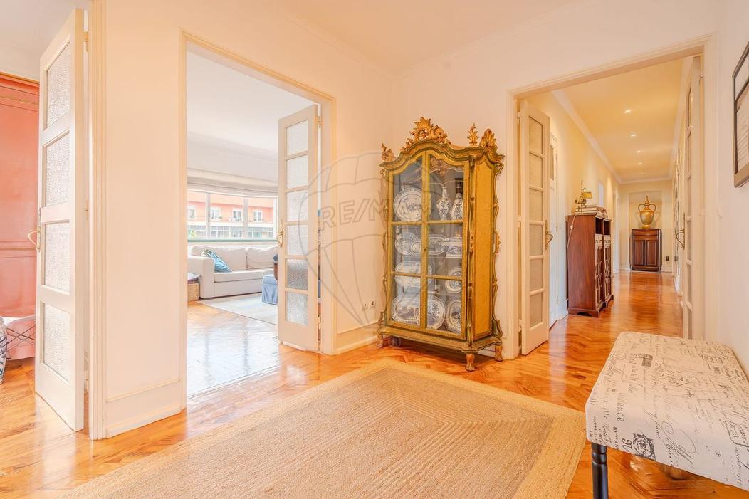 5 bedrooms Apartment in Lisbon, Portugal No. 191383