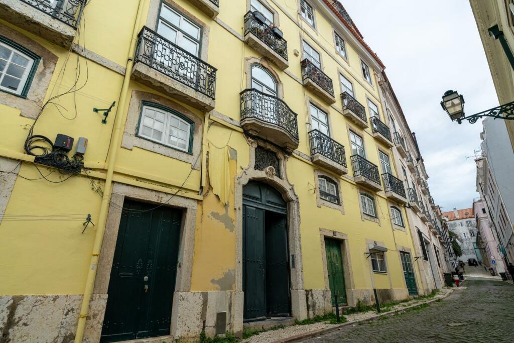 3 bedrooms Apartment in Lisbon, Portugal No. 124840