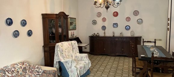 5 rooms Apartment in Carrara, Italy No. 195685 2