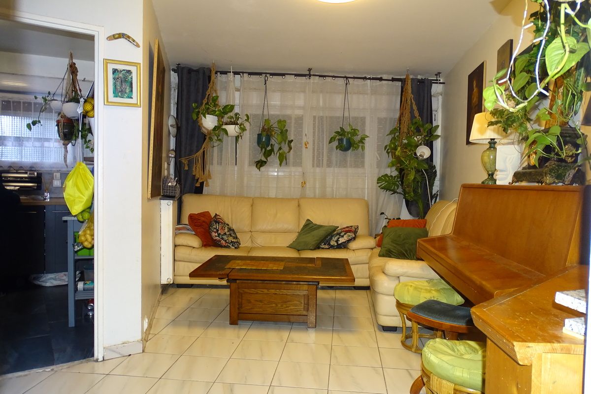 Apartamento de 3 habitaciónes en Creteil, France No. 122005