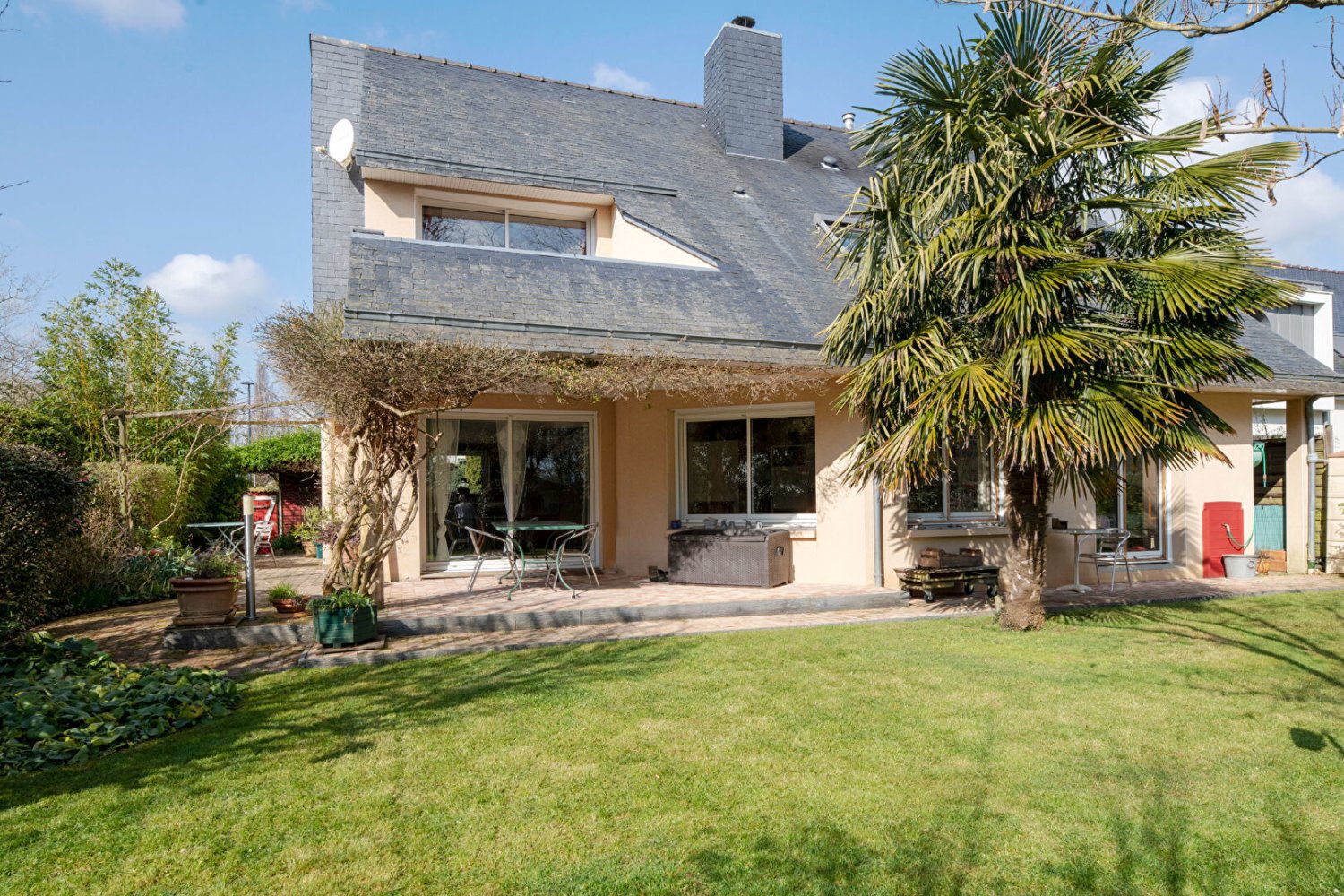 5 bedrooms House in Bruz, France No. 206631