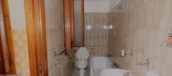 5-salle Appartement à Castelnuovo di Garfagnana, Italy No. 75643 12