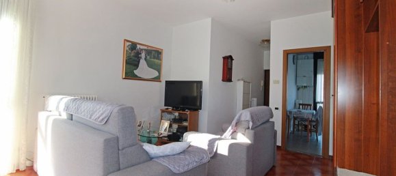 3 bedrooms Apartment in Veniano, Italy No. 329753 2