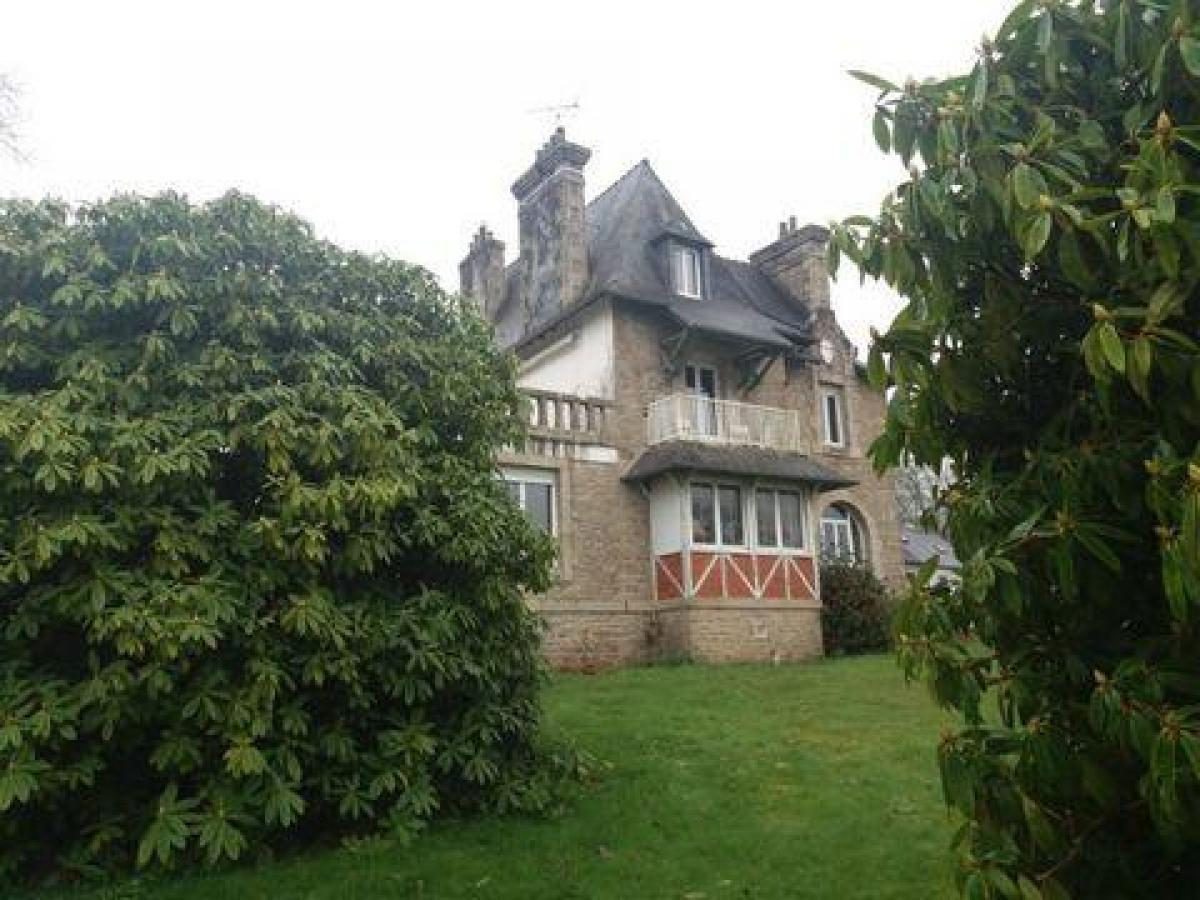 8 bedrooms House in Guerlesquin, France No. 8898
