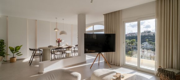 3 bedrooms Penthouse in La Quinta, Spain No. 139199 2