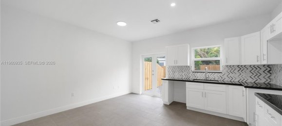 3 dormitorios dúplex en venta en Miami, Miami-Dade, Florida, USA № 615694 3