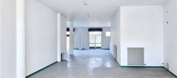 304m² Commercial property in Susegana, Italy No. 291458 2