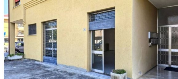 304m² Commercial property in Susegana, Italy No. 291458 9