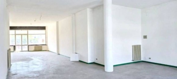 304m² Commercial property in Susegana, Italy No. 291458 3