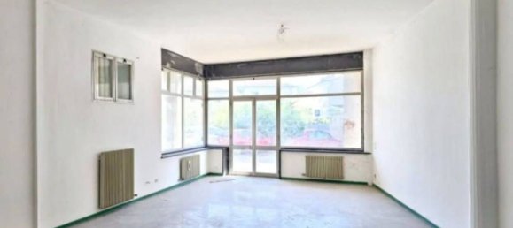 304m² Commercial property in Susegana, Italy No. 291458 4