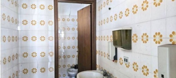 304m² Commercial property in Susegana, Italy No. 291458 6