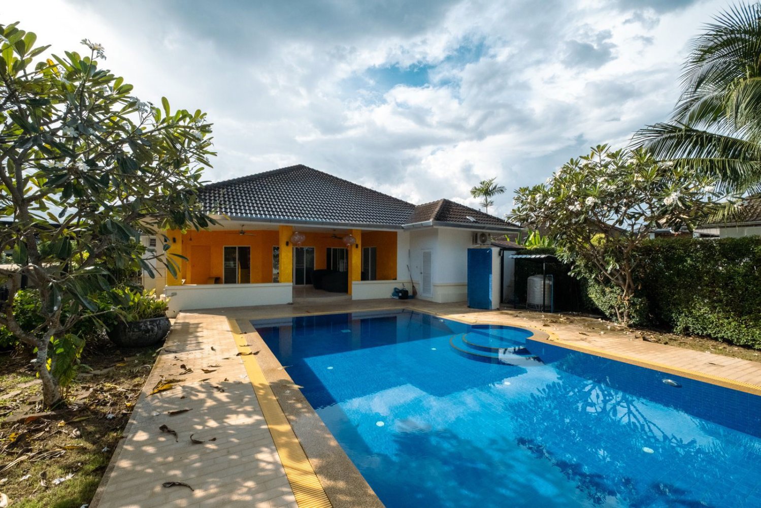 4 bedrooms Villa in Chiang Mai, Thailand No. 75103