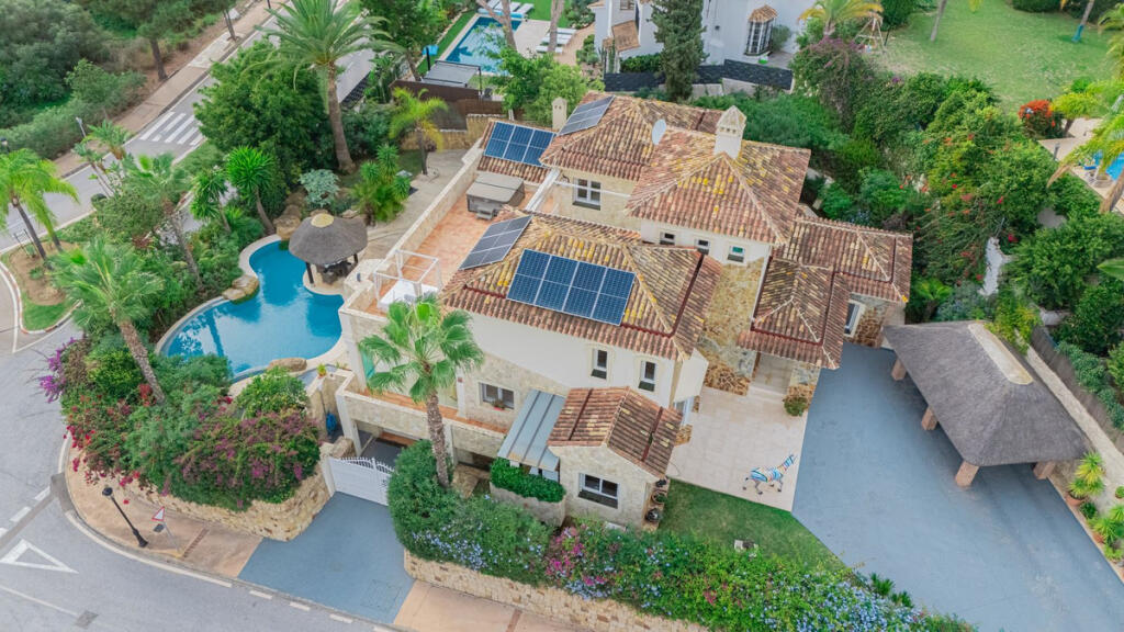 5 bedrooms Villa in Marbella, Spain No. 68046