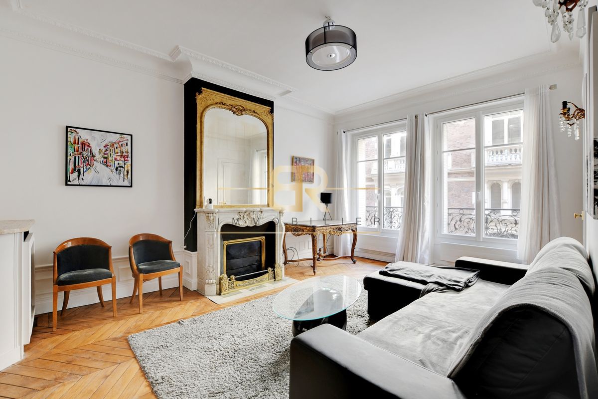 3 bedrooms Apartment in Paris, France No. 116139