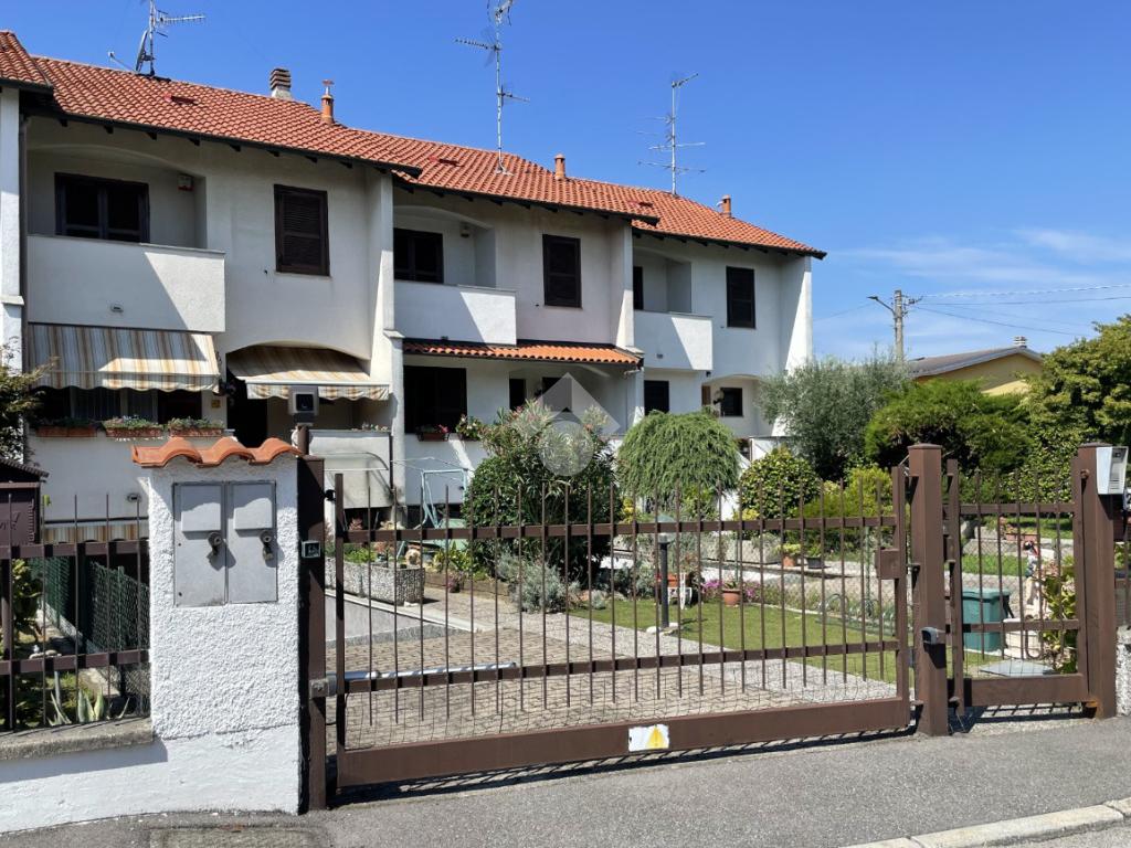 3 bedrooms Villa in Fagnano Olona, Italy No. 366563
