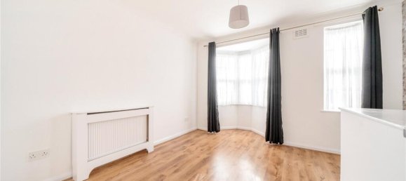 2 bedrooms House in London, United Kingdom No. 7677 5