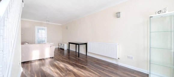 2 bedrooms House in London, United Kingdom No. 7677 7