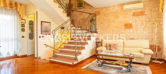 Дом с 5 комнатами в Рим, Италия № 109276 3