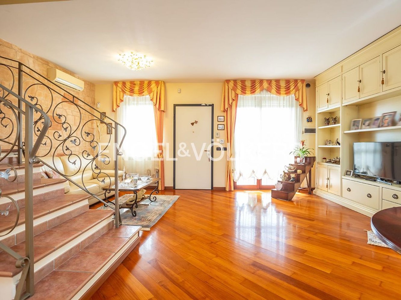 Дом с 5 комнатами в Рим, Италия № 109276