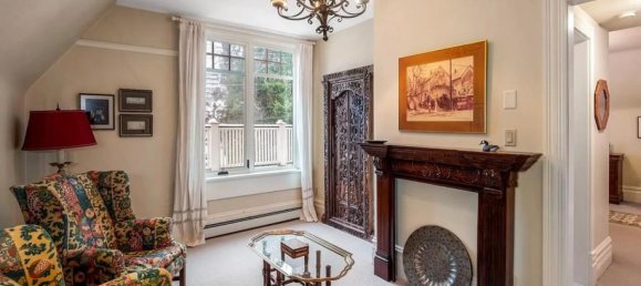 7 bedrooms House in British Columbia, Canada No. 242 7