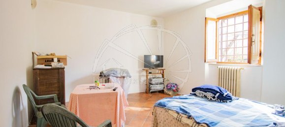 4 rooms House in Prato, Italy No. 129314 8